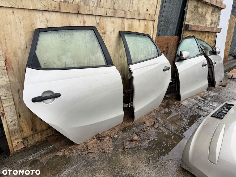 Hyundai i30 kod lakieru QU hatchback błotnik prawy lewy przedni przód drzwi prawe lewe przednie tylne srebrne szare lampa prawa lewa przednia przód soczewka maska pas przedni wąż klimy klapa tył tylnia klapa bagażnika lampy tylnie belka tył zderzak tył tylni - 20