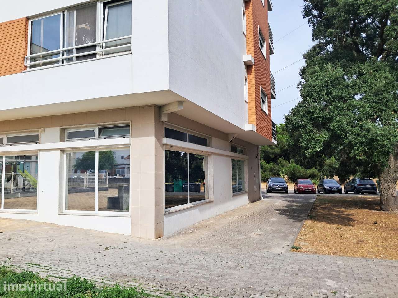 Espaçoso imóvel comercial/atelier em Santo António da Charneca - Grande imagem: 2/12