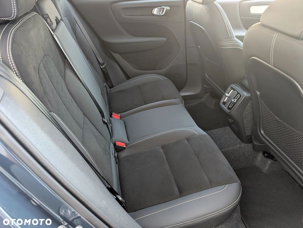 Volvo XC 40 B4 AWD Ultimate Dark - 24