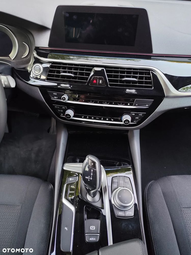 BMW Seria 5 520d xDrive - 14