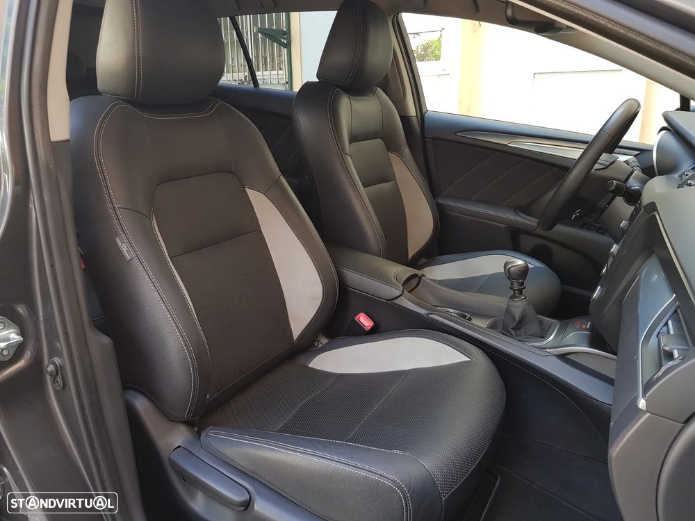 Toyota Avensis Touring Sports 2.0 D-4D Exclusive - 34