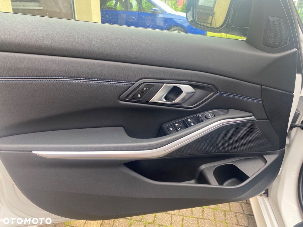 BMW Seria 3 320i xDrive M Sport - 29