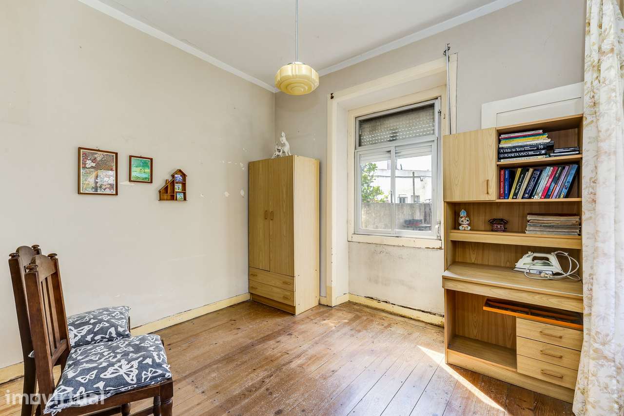T3 em um andar de Moradia Para Renovar com Jardim e Localização Privi - Grande imagem: 5/28