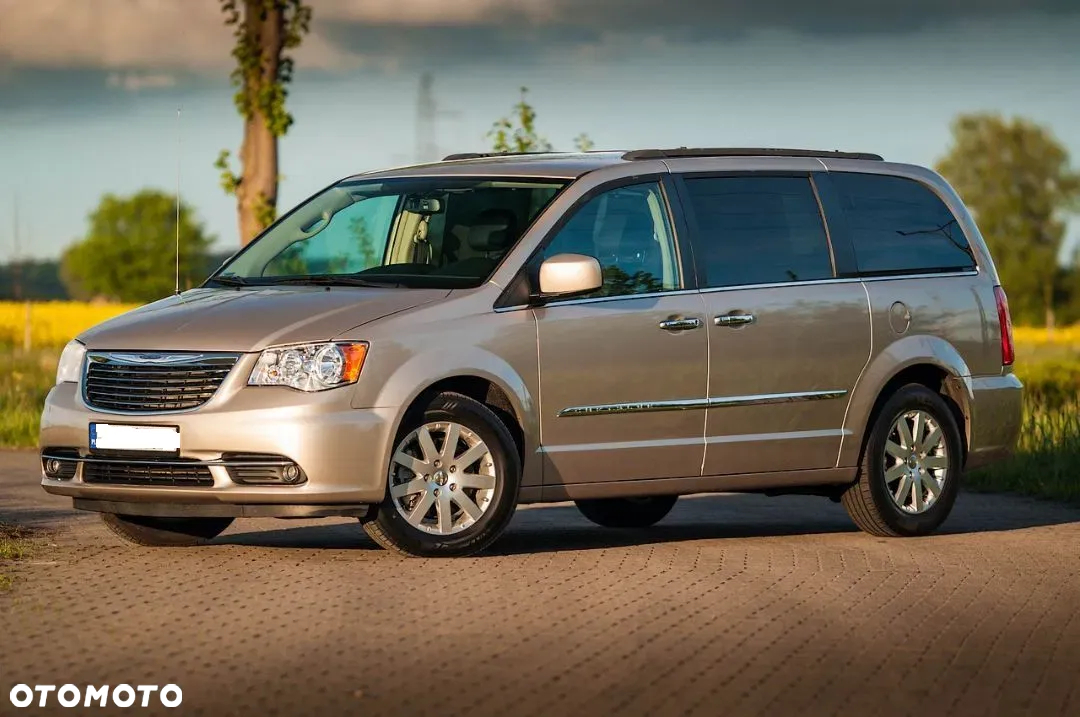 Chrysler Town & Country - 3