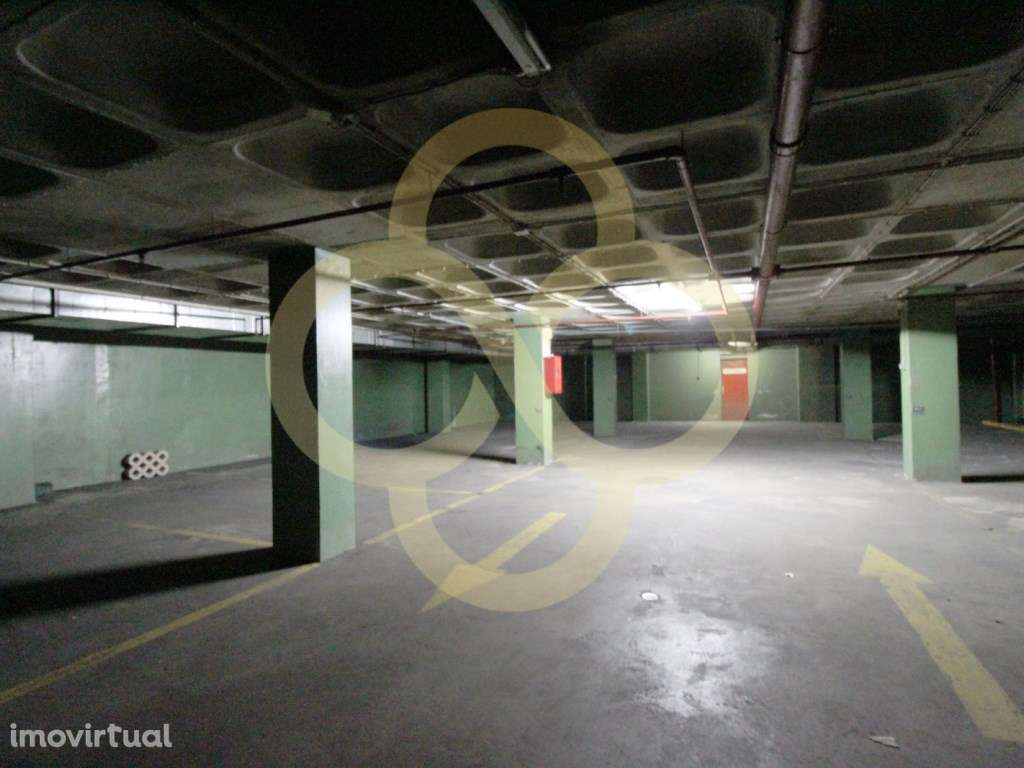 Parqueamento um automóvel Centro Comercial Pedralvas em Benfica Lisboa - Grande imagem: 4/5