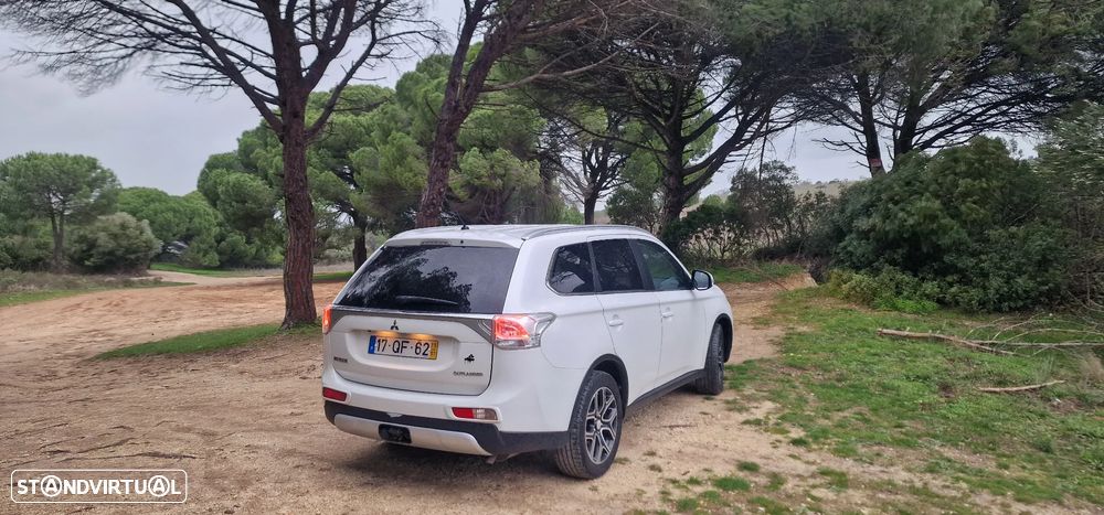 Mitsubishi Outlander 2.2 DI-D Instyle Navi AT 4WD - 7