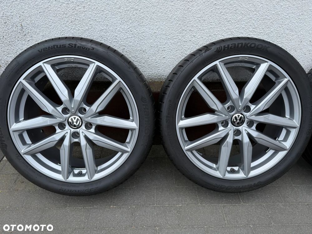 235 40 19 / Vw Sharan Touran Golf Arteon Caddy Jetta Passat CC Beetle SEAT Leon SKODA Octavia SuperB BMW G20 G21 - 3