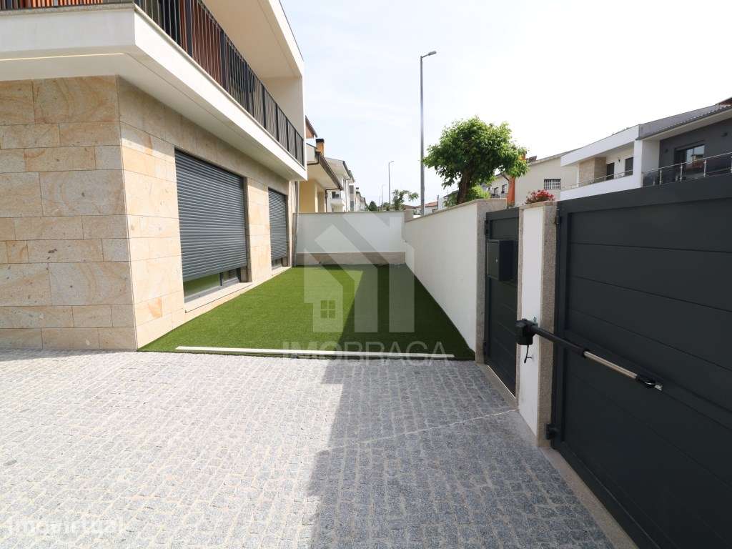 Venda de Moradia Geminada T4 Nova em Palmeira, Braga - Grande imagem: 3/31