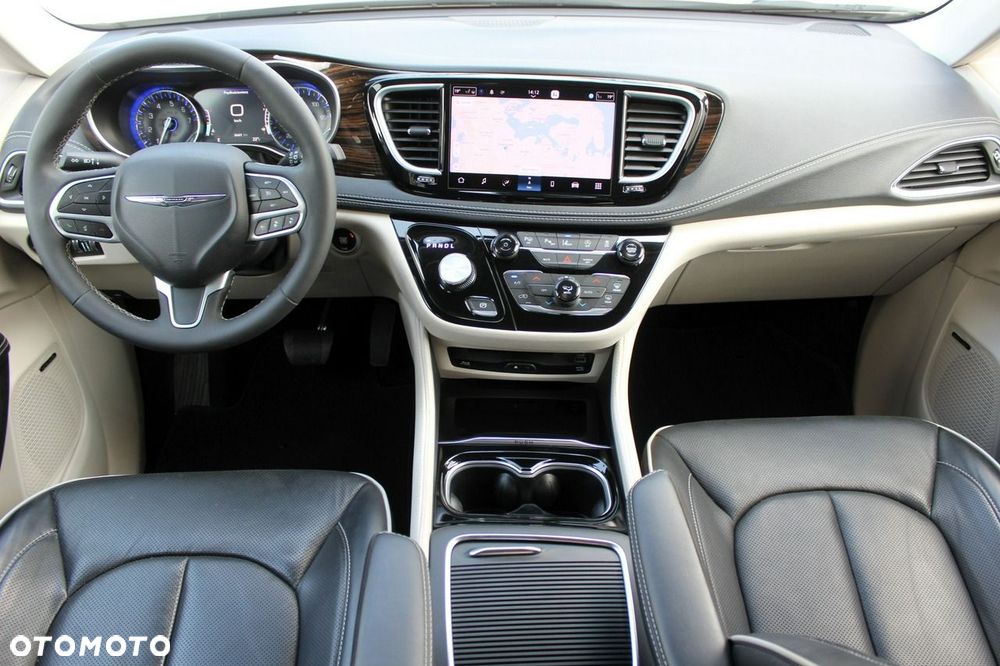 Chrysler Pacifica - 12