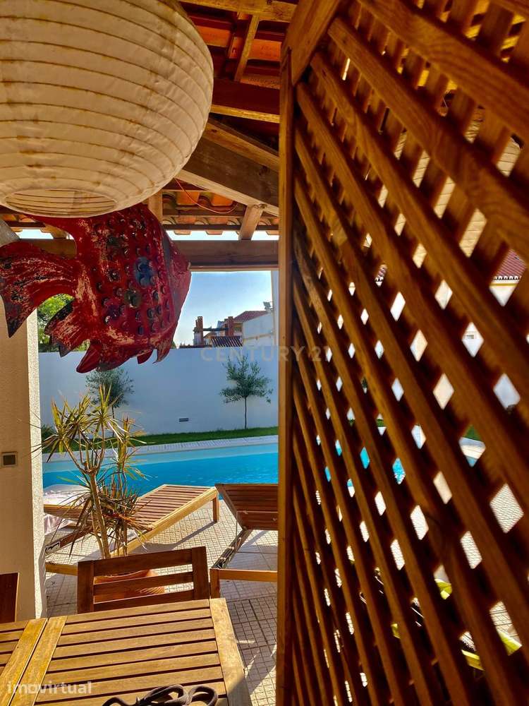 4 SUÍTES + PISCINA | MORADIA COM JARDIM E GARAGEM EM AZEITÃO - Grande imagem: 5/17