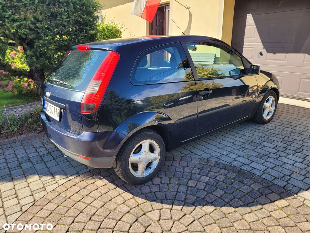 Ford Fiesta 2004 photo 2