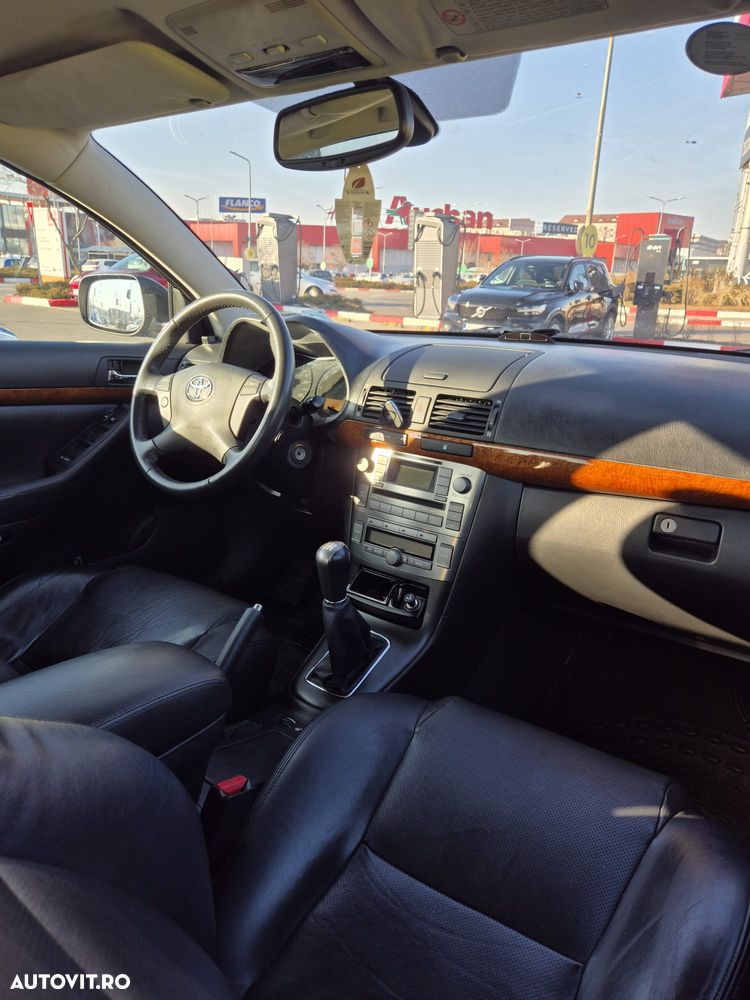 Toyota Avensis 2.0 Sedan Executive - 11