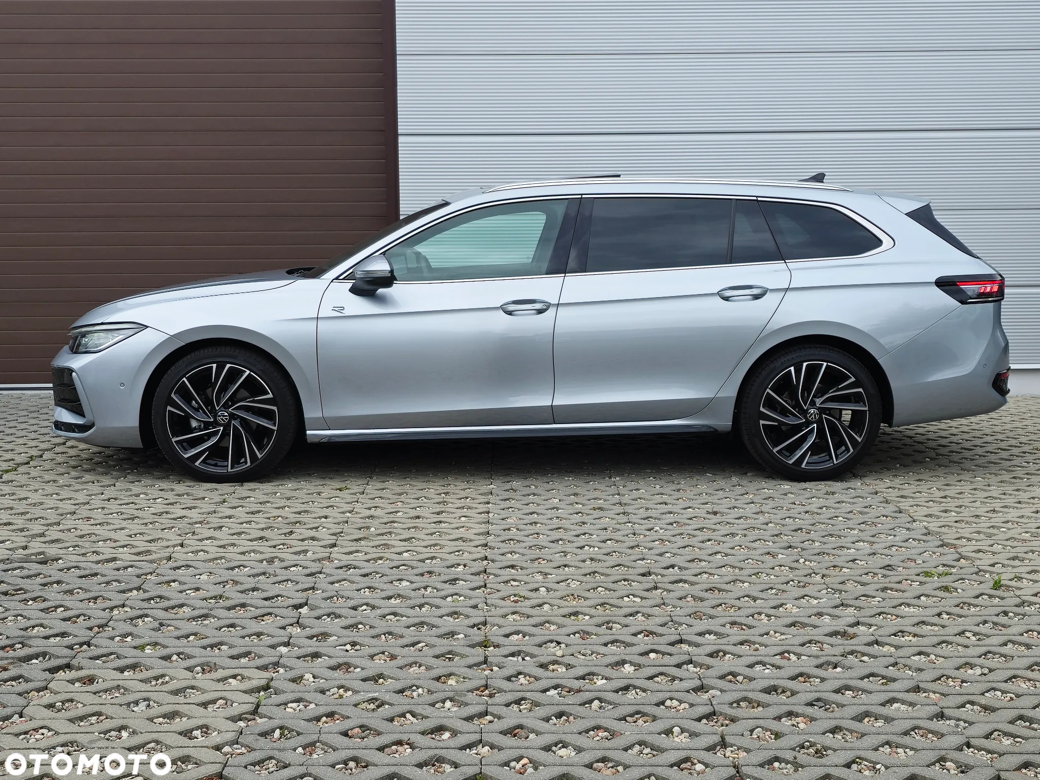 Volkswagen Passat Variant 2.0 TDI SCR DSG R-Line - 17