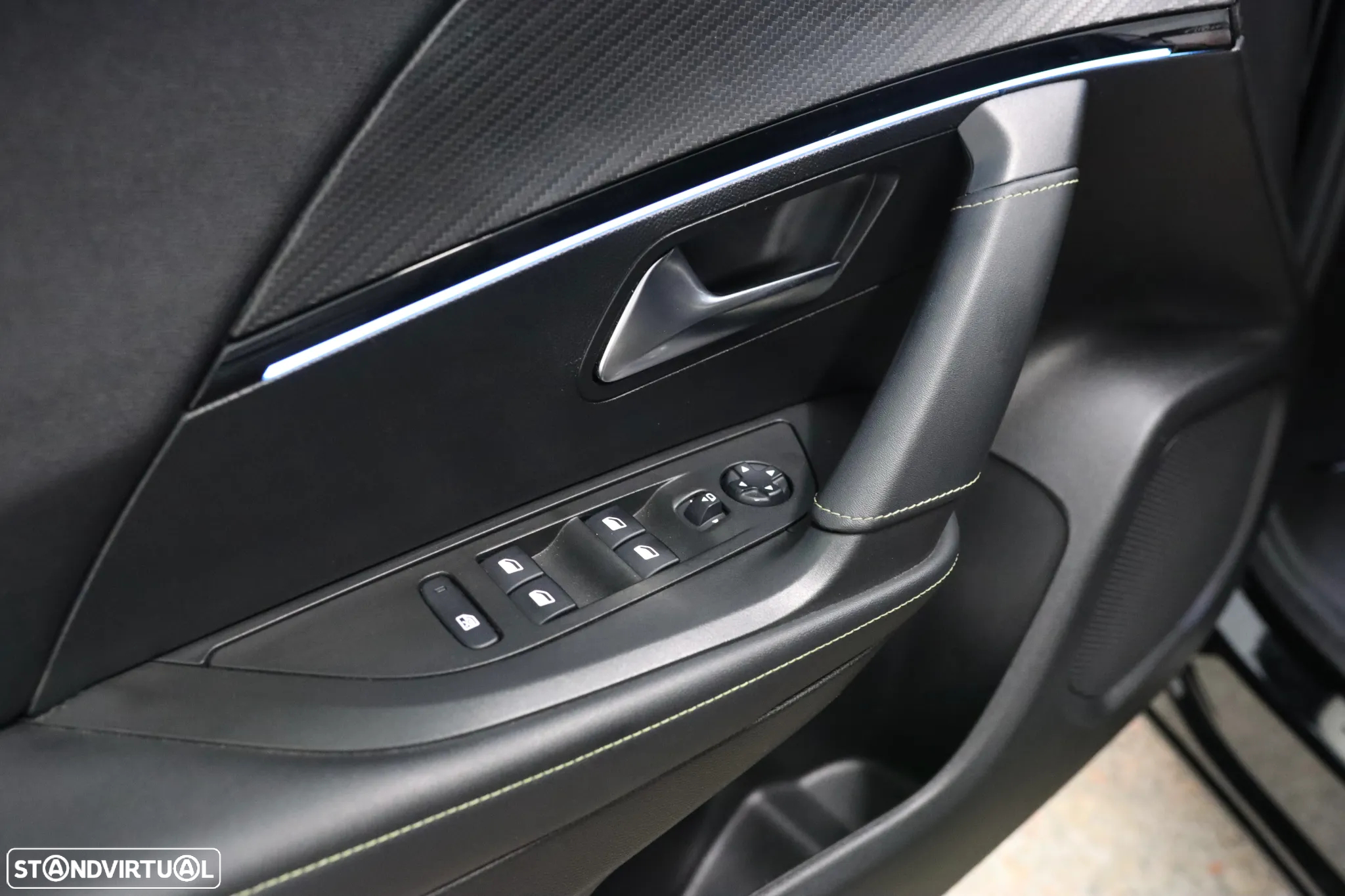 Peugeot 2008 PureTech 130 EAT8 GT - 16