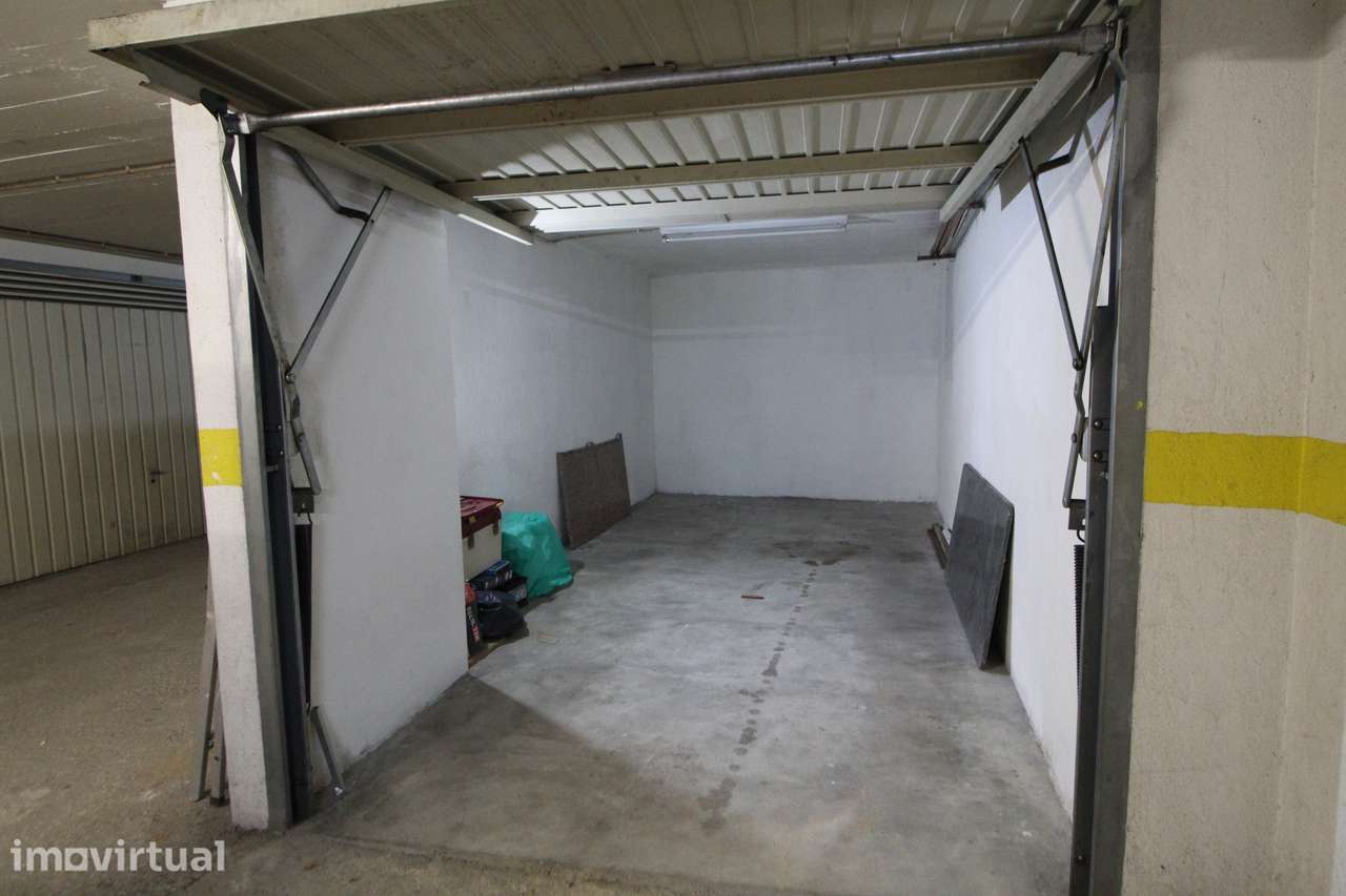Garagem, Rio de Mouro, Rua Doutor Mário Madeira - Casais de Mem Martins - Grande imagem: 3/9