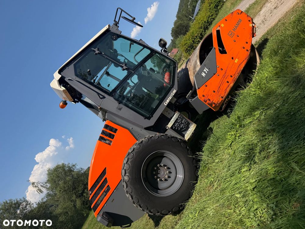 Hamm H 7i Walec Terenowo Drogowy Guma Stal. 6,5 tony 8ton. Import Norwegia 2017 rok. 1600 mtg. silnik KUBOTA 4cyl. Maszyna nie różni się od Nowej z salonu! Klimatyzacja wentylacja. Serwisy w Dekra AKTUALNE. Zero zniszczeń IGŁA !! Gotowy do długiej pracy. Po dużych serwisach eksploatacyjnych w Norwegii. Walec z Upadłości od pierwszego właściciela. Jego historia od nowosci to jedna inwestycja miejska! Jedyna taka okazja! Szerokość 168cm. Bardzo mały walec a moc Potężna! Full Wypas Wersja Norweska. Opony piękny stan. Ani deka luzów i wycieków. OKAZJA - 21
