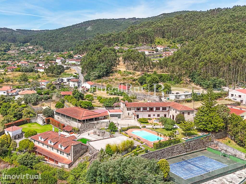 Propriedade histórica com 11.000 m² de terreno - Grande imagem: 3/46
