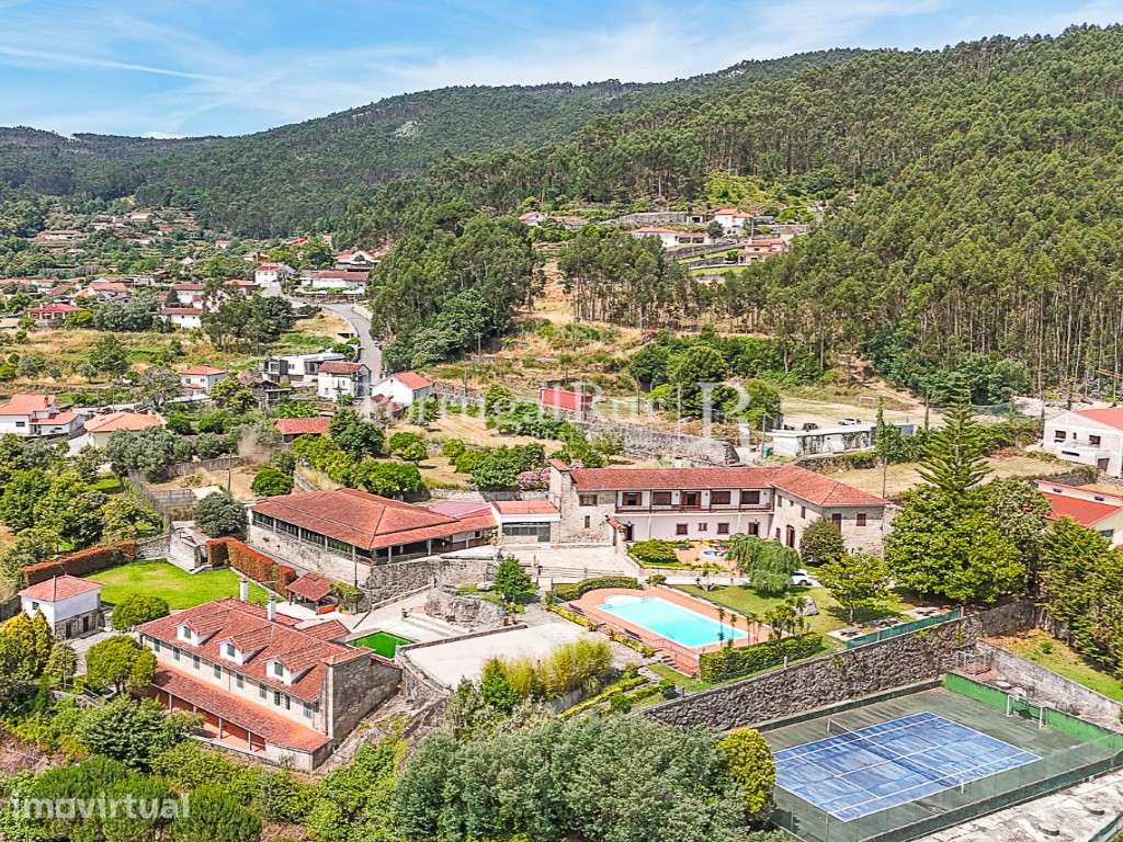 Propriedade histórica com 11.000 m² de terreno - Grande imagem: 3/46