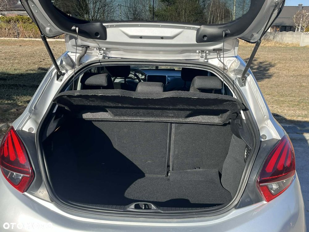 Peugeot 208 - 12