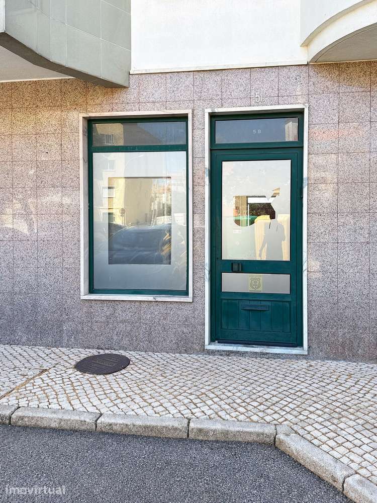 Loja com 70m², 2 Frentes, Pátio – Venteira (Perto da Praça da Igreja) - Grande imagem: 3/19