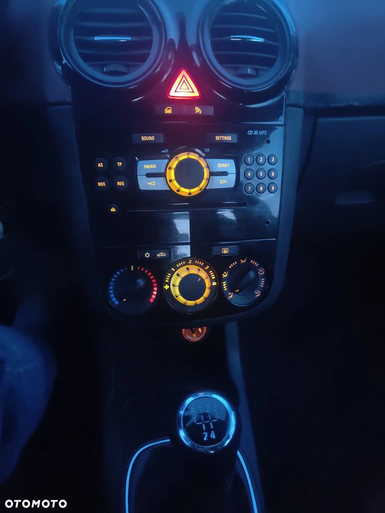 Opel Corsa 1.4 16V Cosmo - 19