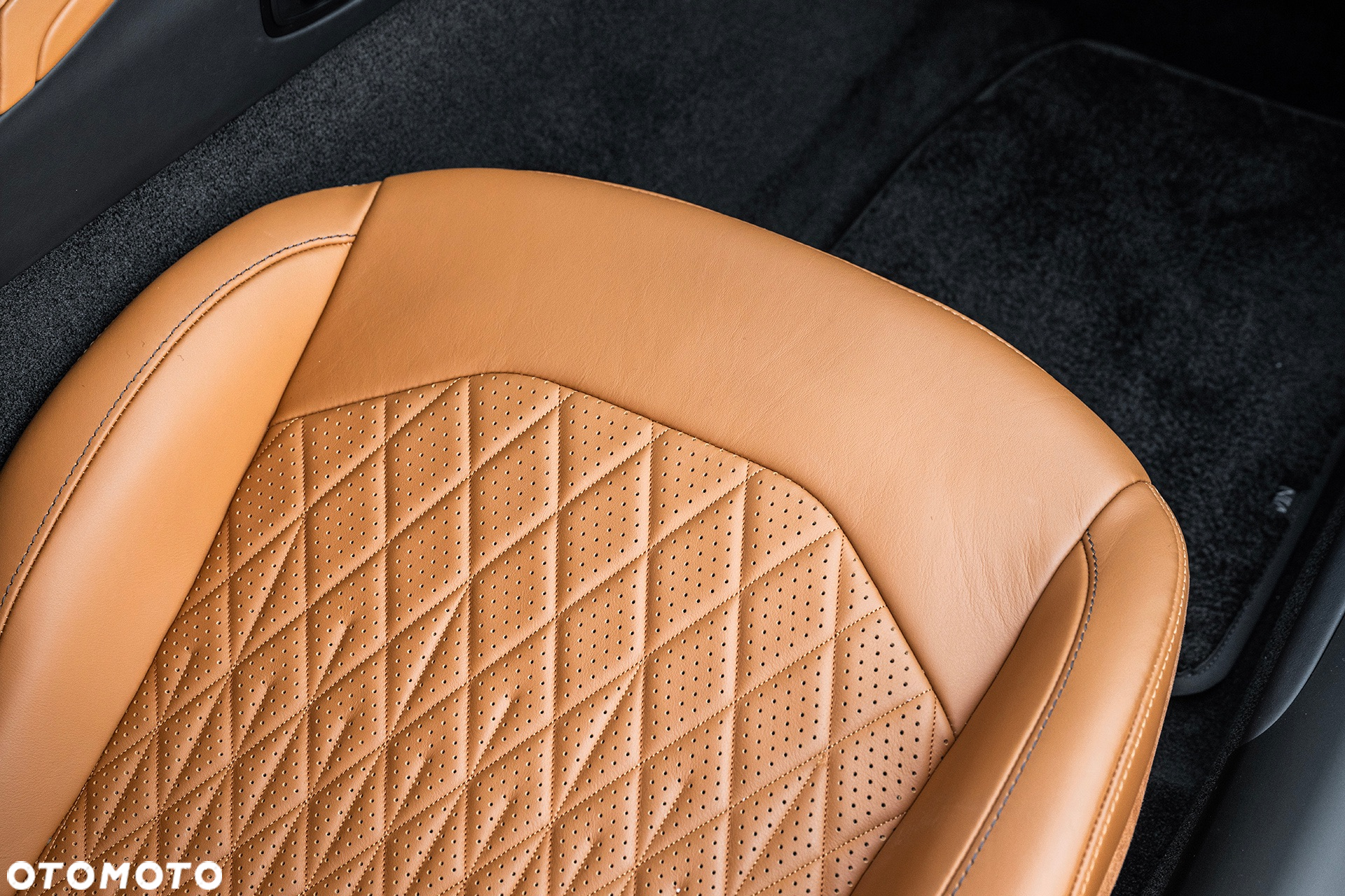 Aston Martin DB12 - 30