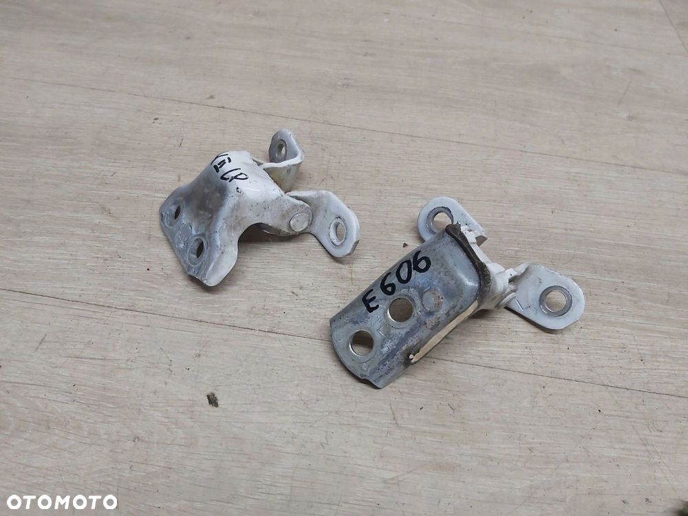 Toyota Yaris II 2006-2011 zawias drzwi lewy przód komplet 068 - 1