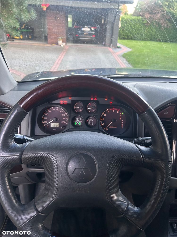 Mitsubishi Pajero - 7