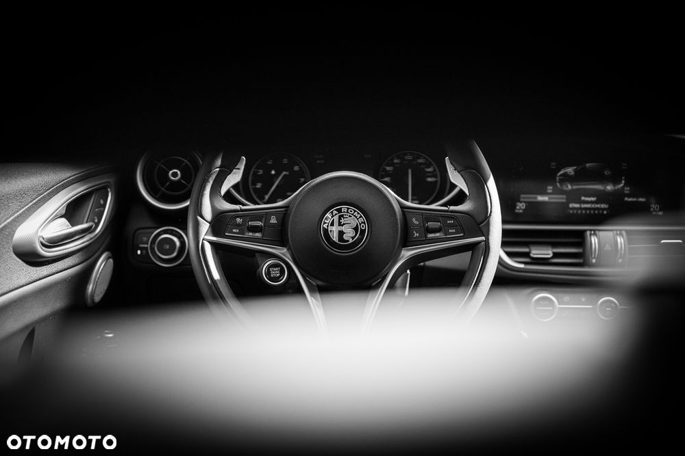 Alfa Romeo Giulia 2.0 Turbo 16V AT8-Q4 Veloce - 11