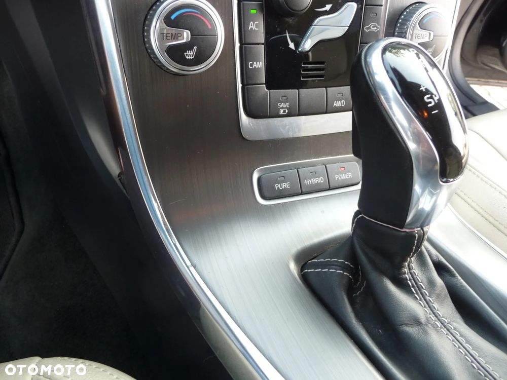 Volvo V60 D6 AWD Plug-in Hybrid Momentum - 12