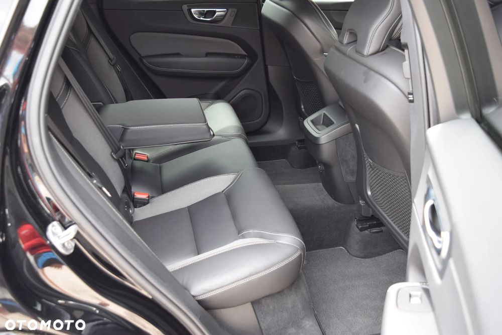 Volvo XC 60 B4 D AWD R-Design - 39