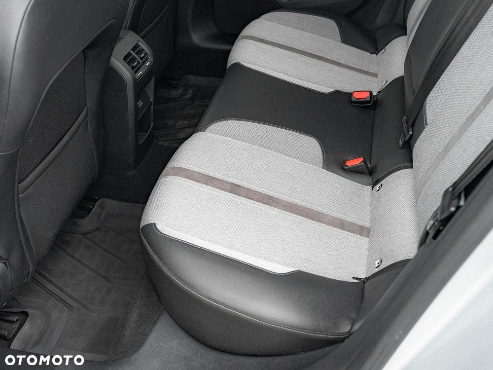 Opel Astra 1.2 T Elegance S&S - 24