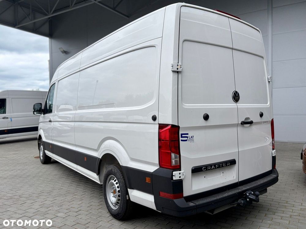 Volkswagen Crafter 35 Furgon z wysokim dachem silnik: 2,0 l EU6 SCR 140 KM / skrzynia biegów: Przedni napęd manualna 6-biegowa rozstaw osi: 4490 mm - 16