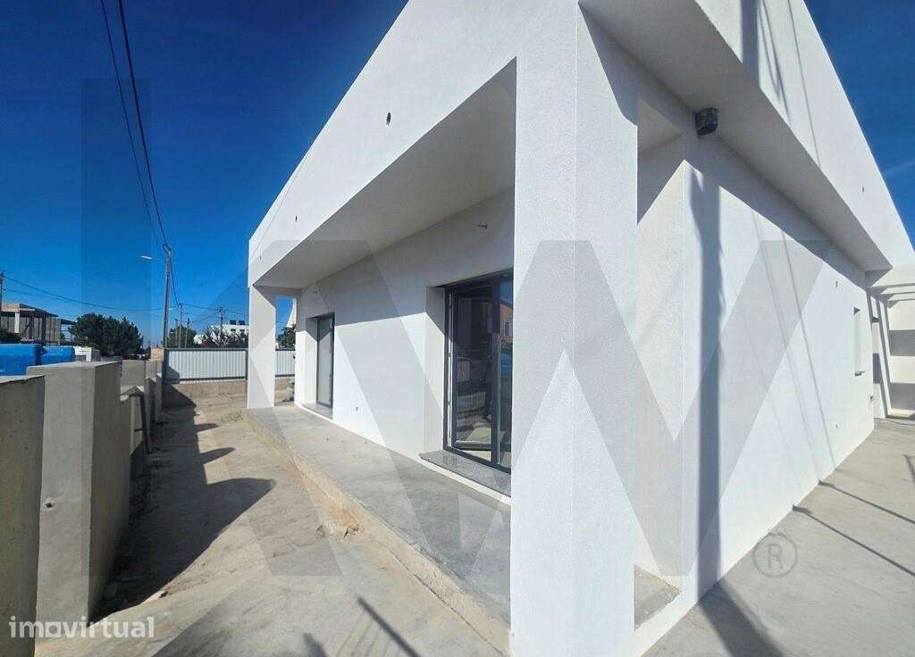 Moradia Isolada T3+1 em Fernão Ferrro - Grande imagem: 3/36