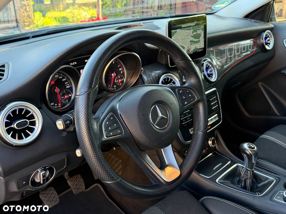 Mercedes-Benz GLA 180 UrbanStyle Edition - 21
