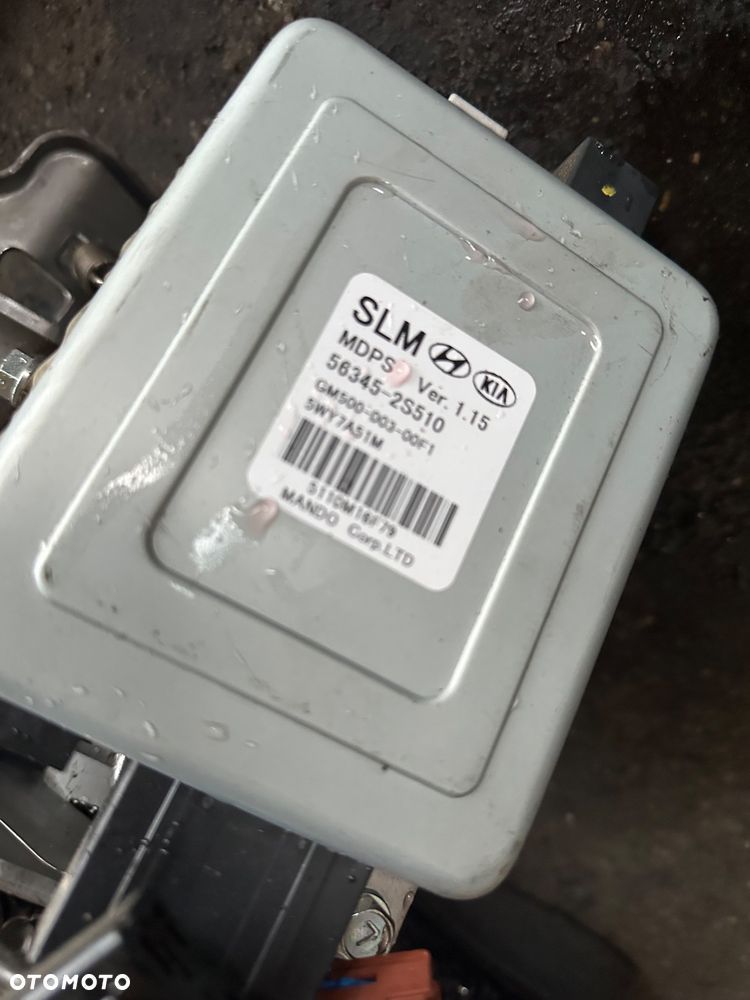 Hyundai IX35 1.7 CRDI Elektronika  Panel sterowania, gniazdo 2S500TAN 150,- Lampa kabiny 9280 2SXXX 50,- Sensor deszczu, czujnik deszczu  96000-3K000 50,- Skrzynka bezpieczników 91443-2Y061 100,- Moduł sterownik świateł awaryjnych 50,- Przycisk start/stop AD5381 50,- Pompa ABS 58920-2Y940 200,- Skrzynka bezpieczników 91950-2S511 50,- Sensor Air Bag 95910-2Y100 50,- Wzmacniacz 963702S301 1000,- Sterownik, moduł BMC 954000-2Y670 200,- Panel klimatyzacji 97250-2Y601 100,-  Wentylator nadmuchu 00s3B2442 100,- Panel sterownia szyby kierowcy 383495-1310 200,- Stacyjka, kluczyk, wkładka 95490-2S200 100,- Moduł Smart Key 95480-2S500 100,- Moduł komfortu 91940-2Y010 50,- Moduł PDM 91940-1M510 50,-  Sterownik Moduł 95470-2S200/5WY8299B 30,- Pedal Gazu DH32727-2S000 50,- Moduł czujnik ESP 95690-2P000 50,- Linki biegów 2Y4501A17 IX35 100,- Pas prawy tył 89820-2Y200 100,- Pas środkowy 89850-2Y200 100,- Pas prawy tył 89810-2Y200 100,- Pas lewy przód 88810-2Y210 100,- Pas prawy przód 88820-2Y200 200,- Kurtyna powietrzna prawa 85020-2Y000 100,- Kurtyna powietrzna lewa 85010-2Y000 100,- Sterownik klapy bagażnika 81770-2Y000 50,- Sterownik klapy bagażnika 81780-2Y000 50,- Zbiornik spryskiwaczy 98610-2Y000 100,- Pokrywa Górna skrzynki 91941-2S050 50,- Zawiasy maski 50,- Hyundai głośnik subwoofer 96380-2S000 100,- Wlot powietrza 28210-2S000 50,- Zbiornik wyrównawczy 25430-2S000 50,- Wzmacniacz anteny 95420-3E70 50,- Wiązka PDC 91890-2Y020 50,- Pompa paliwa 1.7 CRDI 31110-2Y200 150,- Obudowa filtra paliwa 50,- Napinacz 1.7 CRDI 50,- Lusterko pasażera Hyundai IX35 Pompka NA04  łapa Silnika G1 10K11A06635 100,- Wspomaganie moduł wspomagania 56340-2S510/ GM45100300/1 mechanizm kierowniczy 500,- Poduszka powietrzna kierownicy 200,- Klamka 90722-00400 50,- - 8