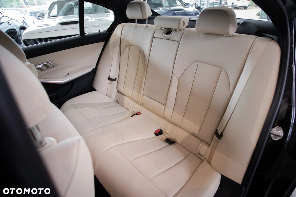 BMW Seria 3 330i xDrive - 13