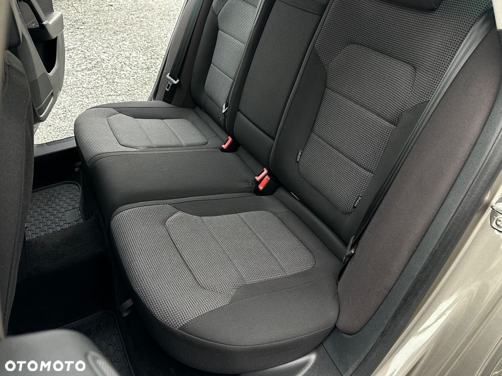 Volkswagen Passat Variant 2.0 TDI DSG BlueMotion Technology Business Edition - 23