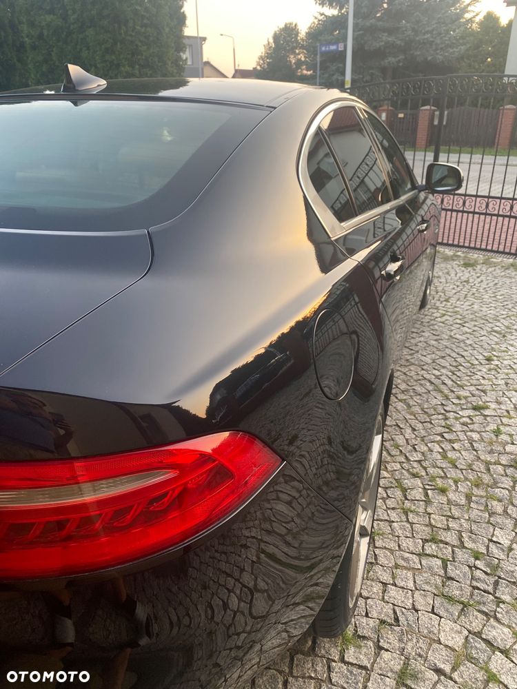Jaguar XE 2.0 T Prestige - 9