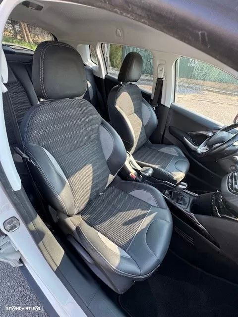 Peugeot 2008 1.2 PureTech Allure - 18