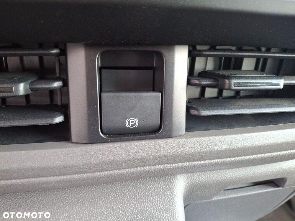 Volkswagen Transporter Furgon Plus 2.0 TDI 150 KM manual r. o. 3500 mm - 39