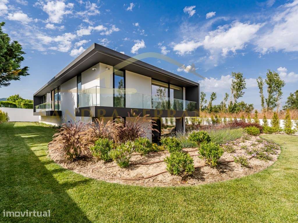 Moradia de Luxo a estrear, junto ao Golf na Quinta da Beloura - Grande imagem: 2/36