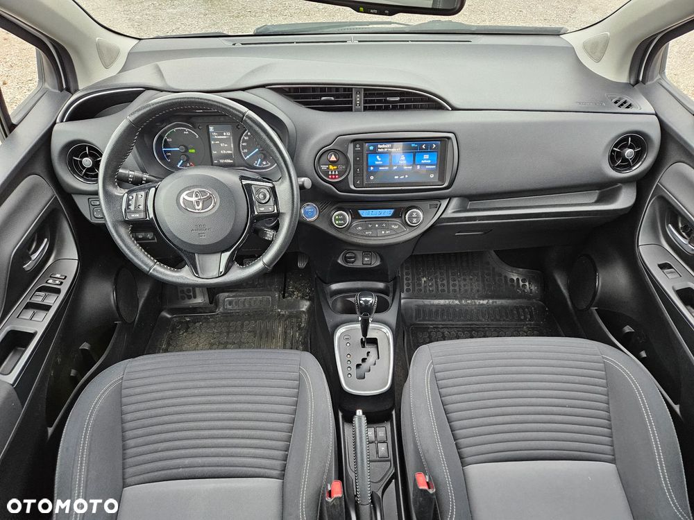 Toyota Yaris Hybrid 100 Dynamic - 10