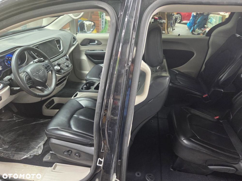 Chrysler Pacifica - 40