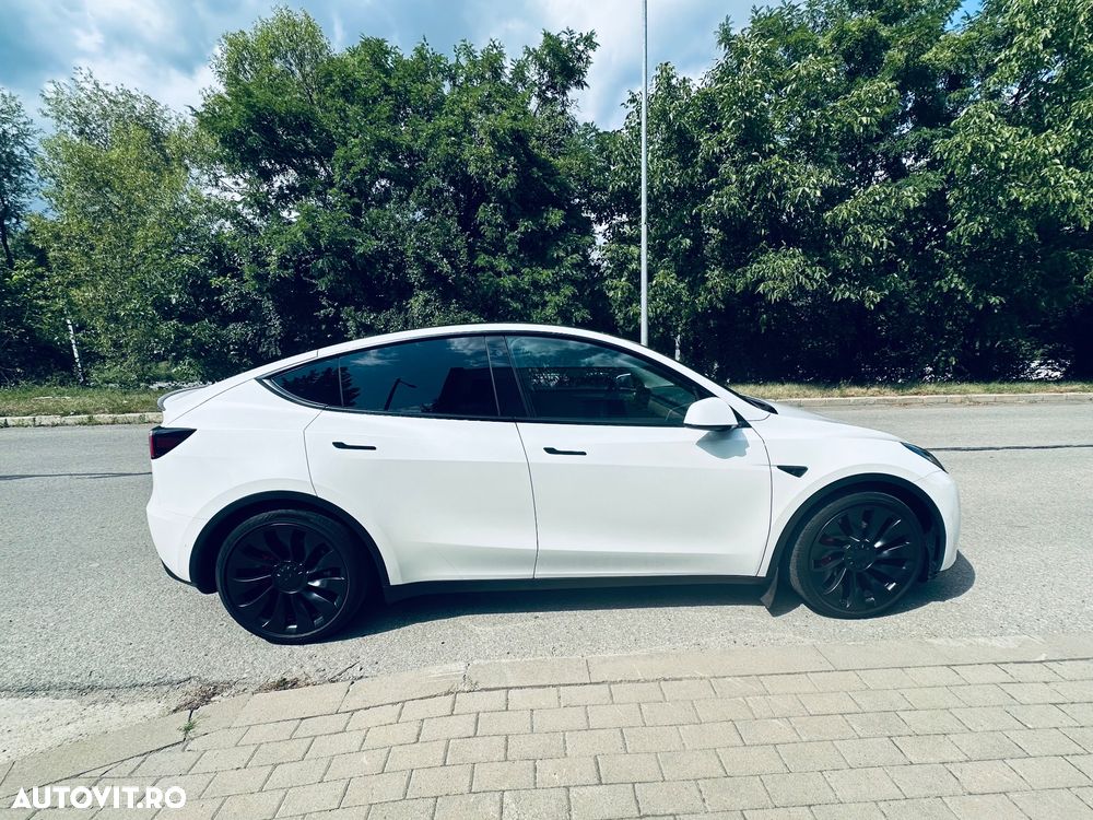 Tesla Model Y - 11