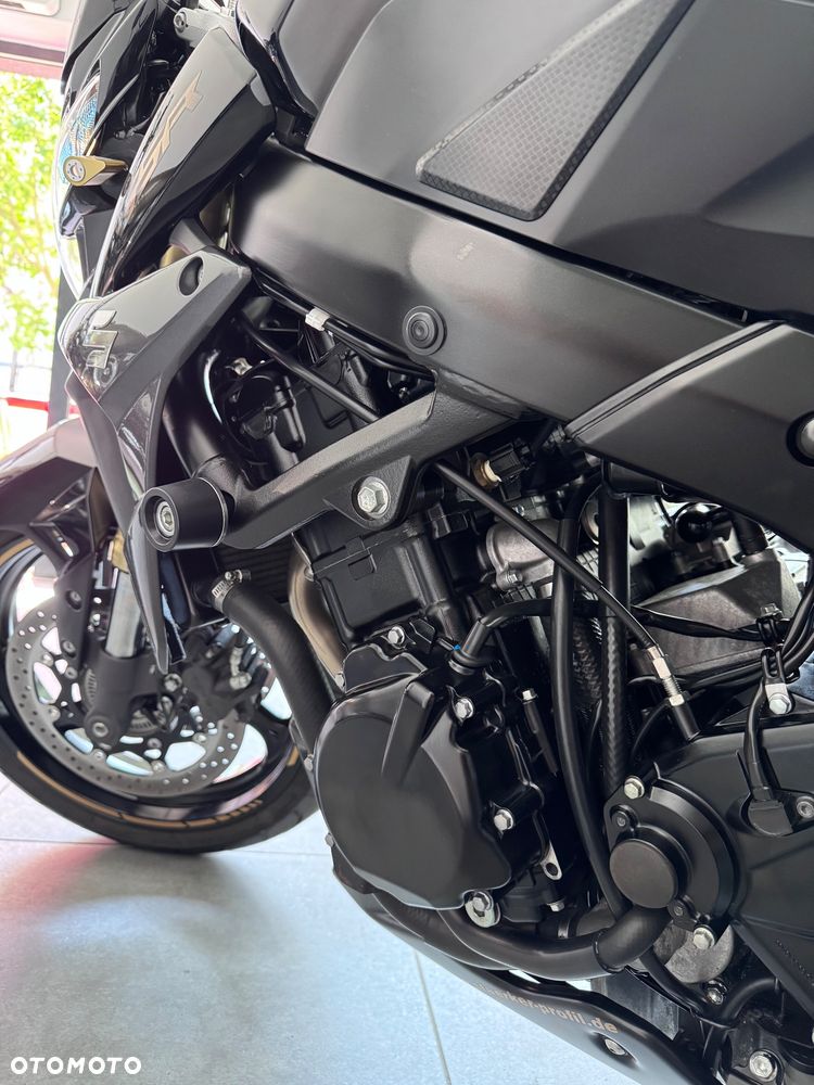 Suzuki GSR - 9