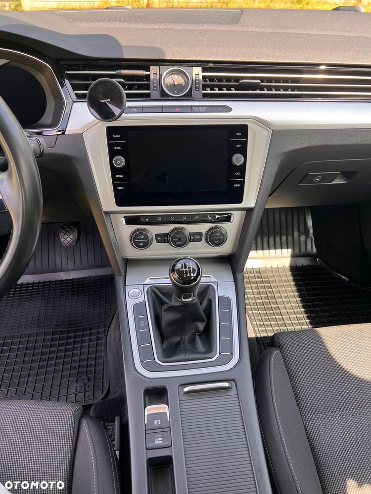 Volkswagen Passat 2.0 TDI SCR Comfortline - 11