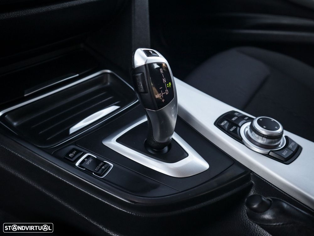 BMW 320 d EfficientDynamics Auto Line Sport - 37