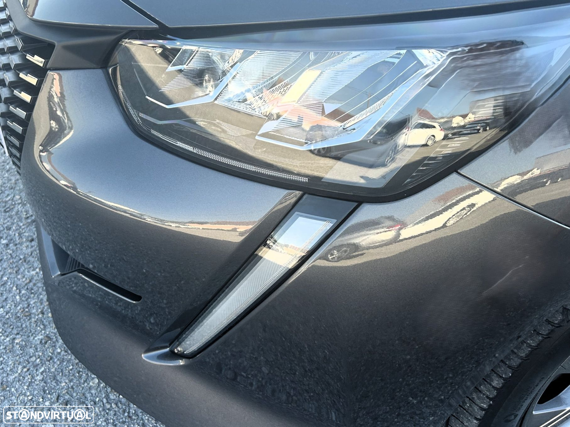 Peugeot 208 - 8