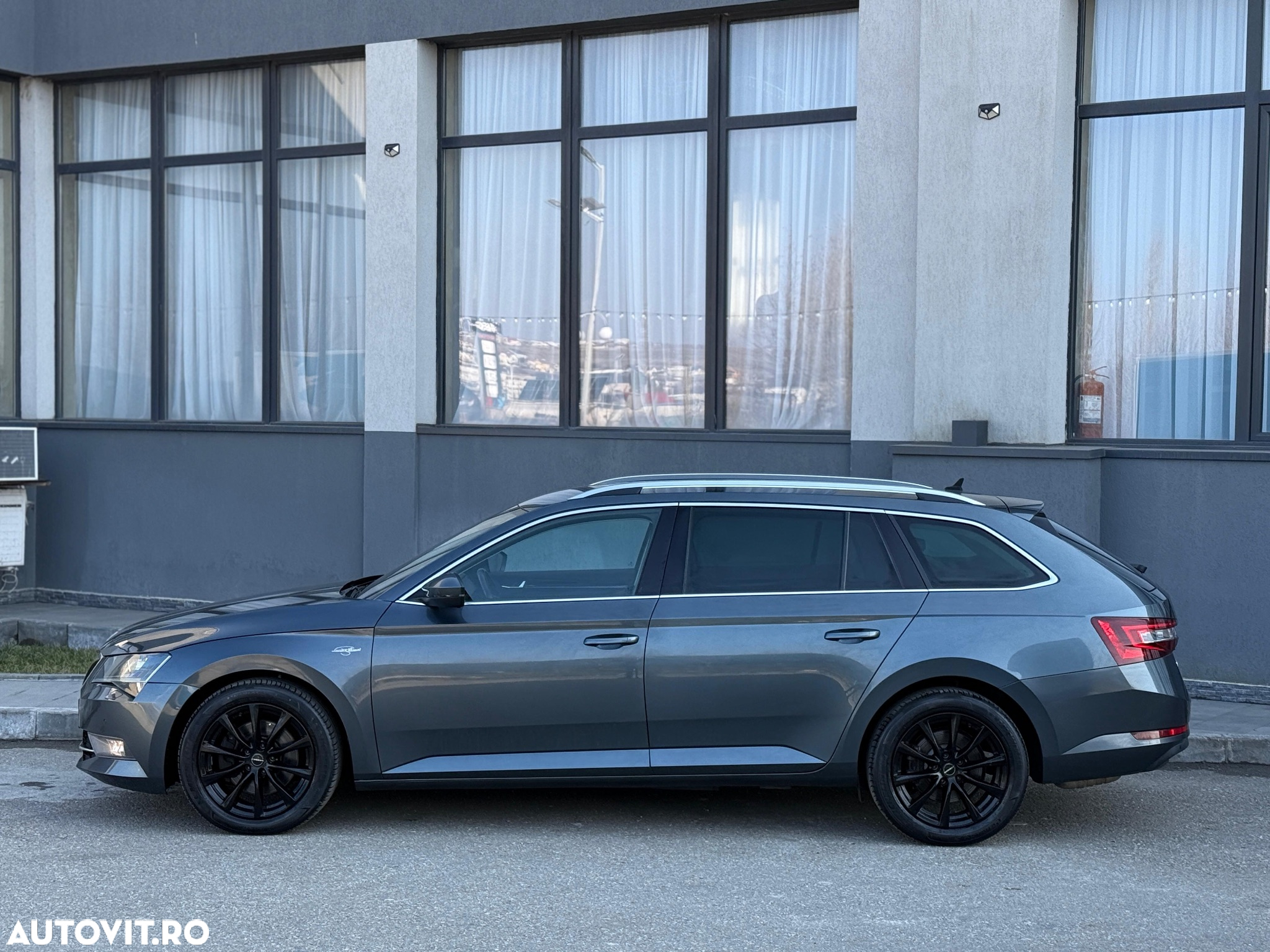 Skoda Superb 2.0 TDI DSG 4X4 Laurin & Klement - 5